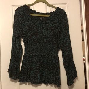 Beautiful top with fitted waist. Very feminine!